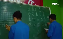Lớp học xóa mù chữ cho đồng bào dân tộc thiểu số ở Hang Hớt, Lâm Đồng