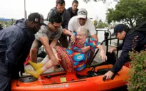 Mỹ tăng cường đối phó bão Harvey