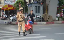 Hà Nội: Vẫn nhiều người đội mũ bảo hiểm kiểu đối phó