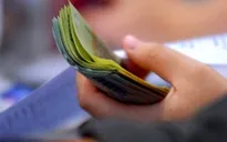 Lương của chồng có thể được chuyển thẳng vào tài khoản vợ: Người đồng tình, người e ngại