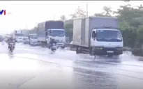 Vĩnh Long: Triều cường gây ngập Quốc lộ 1