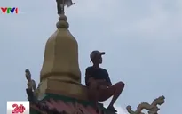 Ngáo đá, nam thanh niên trèo lên nóc chùa cố thủ