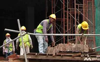 Malaysia hoãn áp thuế mới với lao động nước ngoài
