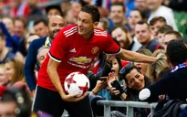 Matic đá bóng trúng mặt nữ CĐV trong trận ra mắt Man Utd