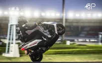 Kỷ lục đi xe 500km trong 13 giờ chỉ bằng... bánh sau