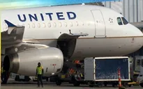 Lôi khách xuống máy bay, United Airlines bị chỉ trích dữ dội