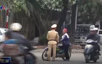Người dân ngoại thành vẫn chưa tự giác đội mũ bảo hiểm