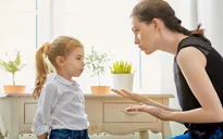 Trả lời thế nào khi con tò mò hỏi về “vùng kín”?