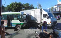 Va chạm giữa xe tải và xe bus, 4 người bị thương