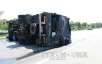 Tránh ô tô ngược chiều tại khúc cua, xe tải lật chắn ngang đường