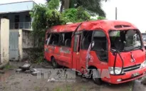 Xe khách mất lái lật ngang đường, 2 người chết, 14 người bị thương