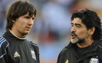 Maradona gạt phăng việc "đâm sau lưng" Messi