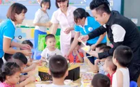 Tùng Dương xúc động trao quà cho trẻ tự kỷ