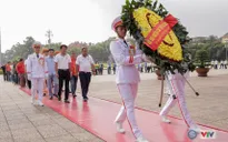 BTC giải xe đạp quốc tế VTV Cup Tôn Hoa Sen 2017 cùng toàn đoàn dâng hoa tưởng nhớ Chủ tịch Hồ Chí Minh vĩ đại