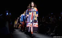 Tuần lễ thời trang Milan Thu Đông 2017: Những thiết kế rực rỡ sắc màu cho ngày lạnh thêm ấm áp