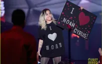 Miley Cyrus biến thành fan hâm mộ, hết lời ca ngợi em gái