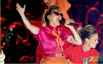 Miley Cyrus khóc nức nở vì được góp tiền cho nạn nhân siêu bão Harvey