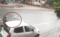 Clip: Mở cửa ô tô bất cẩn gây tai nạn cho xe máy
