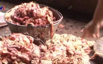 Đăk Lăk: Phát hiện cơ sở chế biến mỡ bẩn, ruồi nhặng bu bám