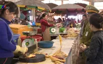 Khó kiểm soát mua bán gia cầm tại các chợ cửa khẩu Móng Cái