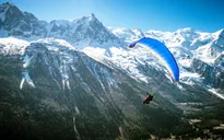Khám phá vẻ đẹp núi Mont Blanc từ dù lượn