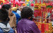 Người dân tranh thủ mua đồ trang trí trong ngày Chủ nhật cuối cùng của năm Bính Thân