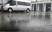Mưa trái mùa như trút nước ở TP.HCM và các tỉnh miền Tây