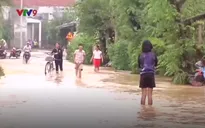 Quảng Ngãi: Lũ chia cắt nhiều nơi, gần 1.000 học sinh phải nghỉ học