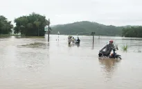 Mất an toàn trên những tuyến đường ngập do mưa lũ tại Phú Yên
