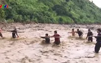 Sơn La: Hơn 200 cán bộ, chiến sĩ túc trực 24/24 giúp dân trong mưa lũ
