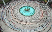 Mãn nhãn với điệu múa trống dưới nước 500 năm tuổi