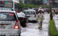 Mưa lớn gây ngập nhiều tuyến đường ở TP.HCM
