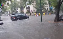 Sau mưa lớn, hệ thống thoát nước Hà Nội bị quá tải