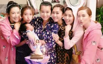 Vừa sinh con, Hồ Hạnh Nhi tưng bừng tổ chức sinh nhật cùng bạn bè