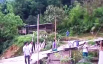 Cạnh nhà máy thủy điện, người dân suốt 5 năm vẫn không có điện