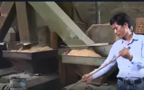 Người nông dân trẻ chế tạo máy sản xuất chất đốt bảo vệ môi trường