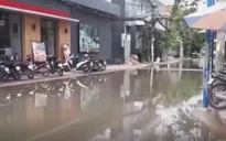 Nhiều khu vực ngập nước kéo dài bất thường tại TP.HCM