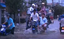 TP.HCM : Triều cường gây ngập nặng, người dân cầu cứu xe ba gác