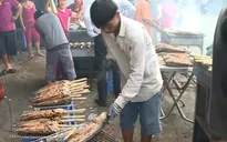 Đổ xô mua cá lóc nướng ngày vía Thần Tài tại TP.HCM