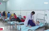 Hàng trăm công nhân nhập viện nghi ngộ độc: Thức ăn có dòi?