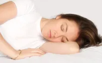 Già nhanh vì tư thế ngủ không đúng