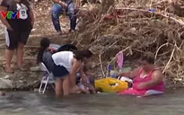 Người dân Puerto Rico tắm giặt ngoài sông vì các dịch vụ chưa hoạt động trở lại sau bão
