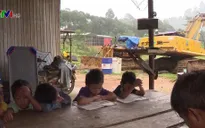 Người dân sống tạm bợ sau mưa lũ