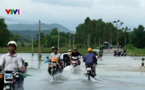 Đường ngập nước do mưa lớn, nguy cơ mất ATGT ở Phú Yên
