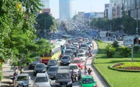 Xén bớt cỏ, mở rộng lòng đường Nguyễn Chí Thanh để chống tắc đường