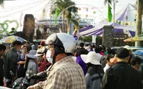 Người dân đổ về nhà thờ Tắc Sậy, Quốc lộ 1A ùn tắc gần 10km