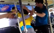 Nhân viên xe bus ẩu đả với hành khách trên xe, nhiều người bỏ chạy