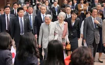 Nhật Hoàng nắm tay, trò chuyện với cựu du học sinh Việt Nam