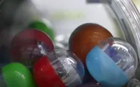 Cửa hàng bán đồ chơi viên nhộng cực đắt khách tại Nhật Bản