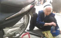 Cụ bà 90 tuổi vẫn hằng ngày miệt mài vá xe trên phố Hà Nội